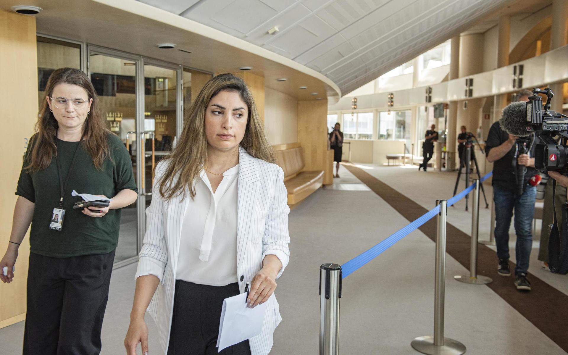 Nooshi Dadgostar, partiledare i Vänsterpartiet, (V) på väg til presskonferens i riksdagen