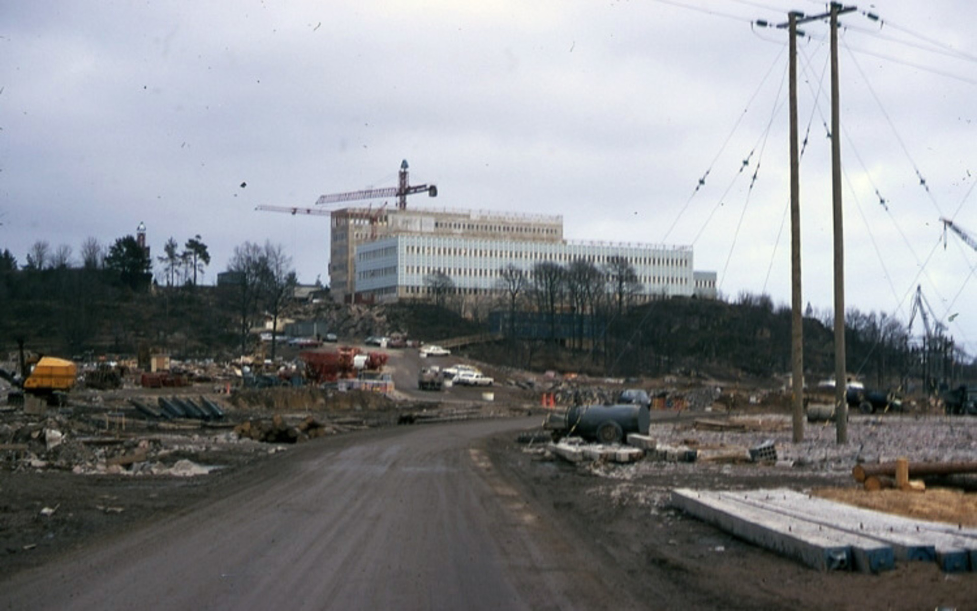 Varvskontoret byggs 1973. Senare Uddevalla stadshus - Blåkulla